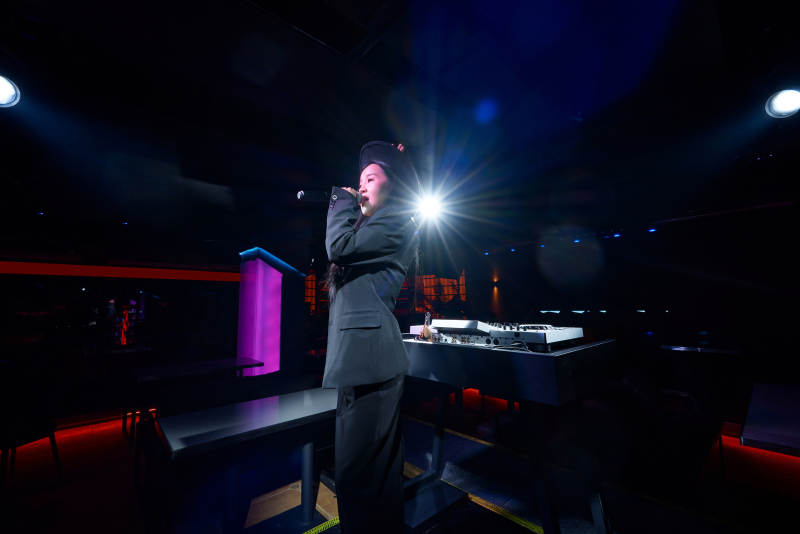 酒吧夜店进行才艺表演的女性歌手图片