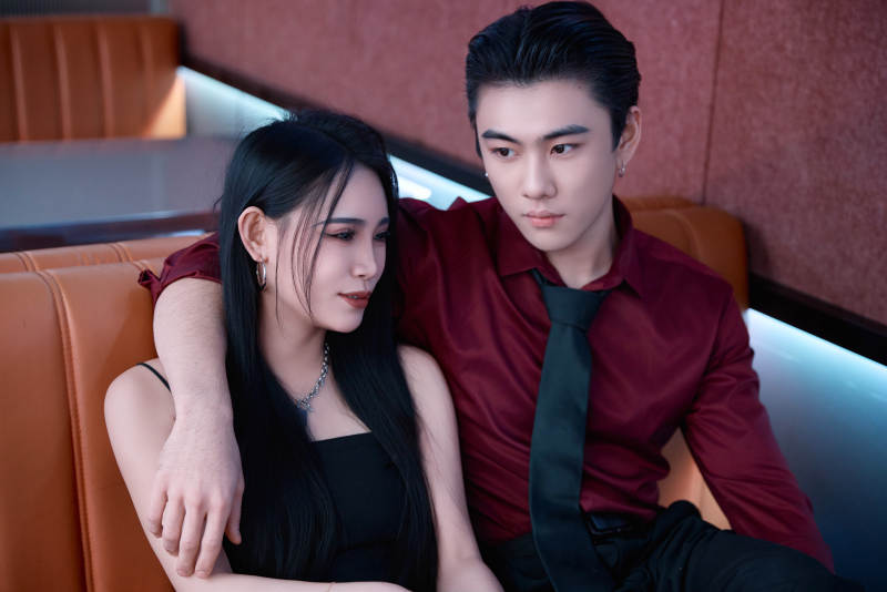 快乐的年轻情侣在酒吧喝酒聊天图片