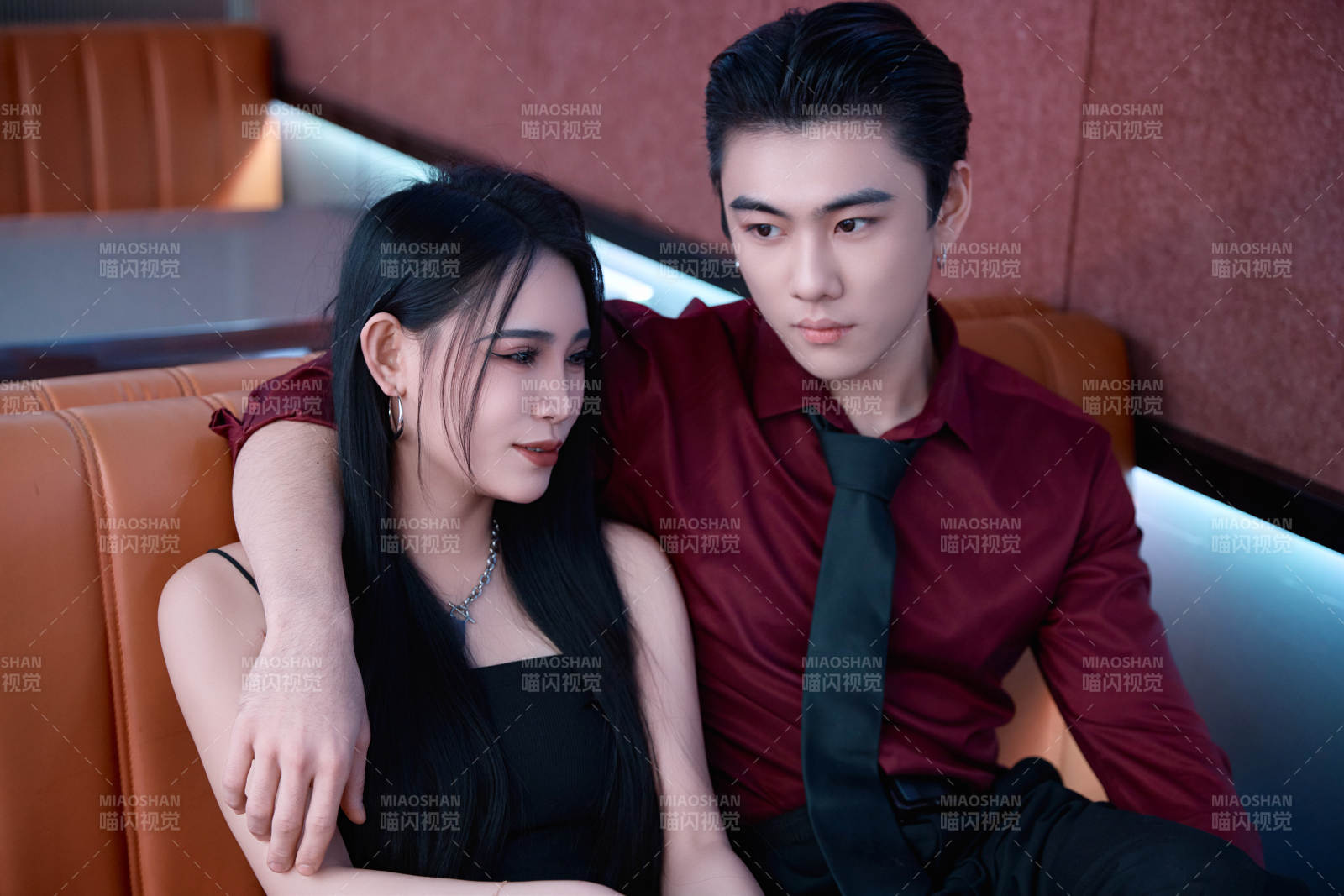 快乐的年轻情侣在酒吧喝酒聊天图片