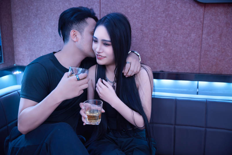 快乐的年轻情侣在酒吧喝酒聊天图片