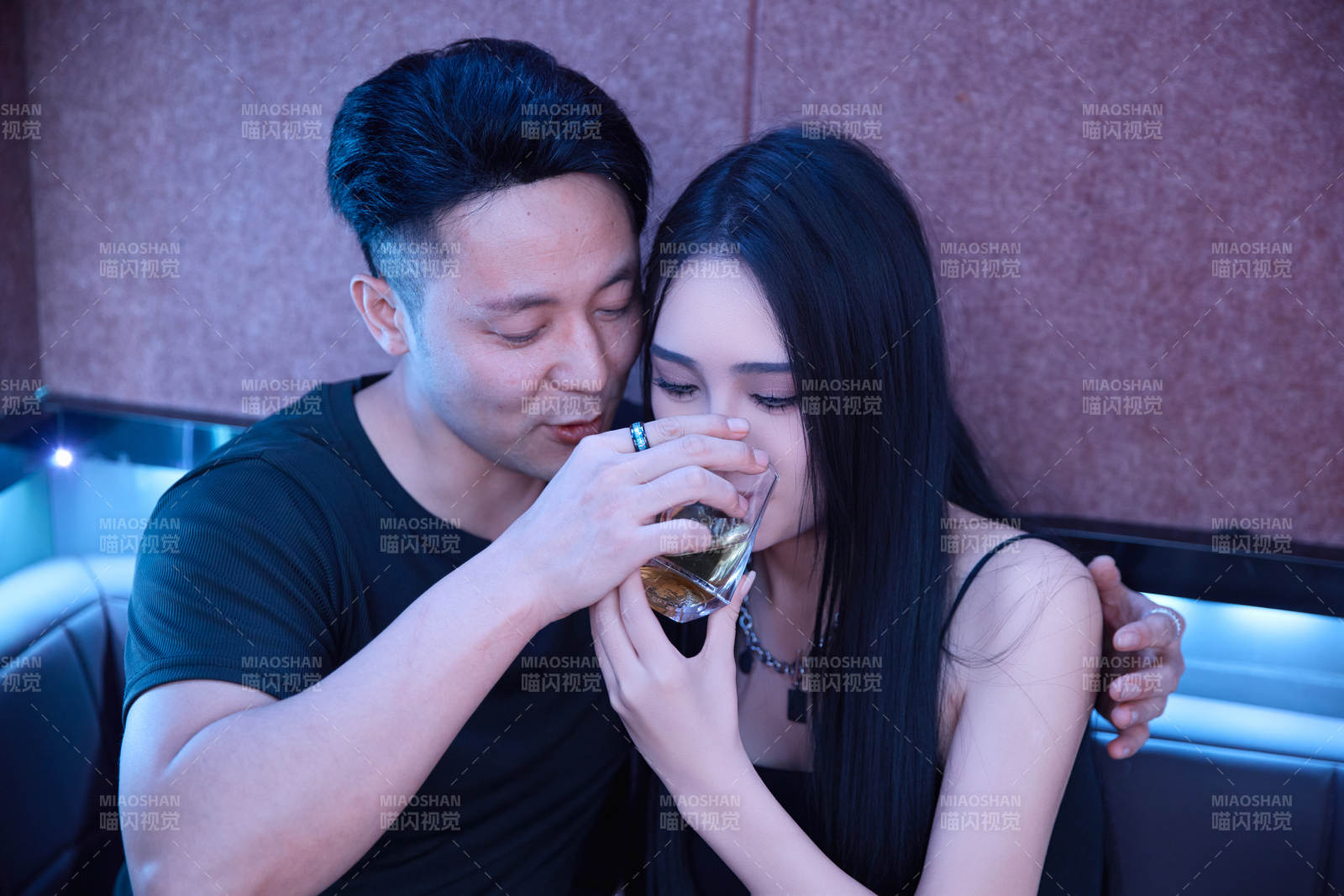 快乐的年轻情侣在酒吧喝酒聊天图片