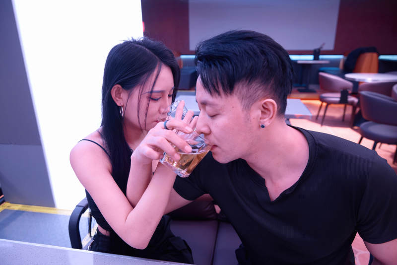 快乐的年轻情侣在酒吧喝酒聊天图片