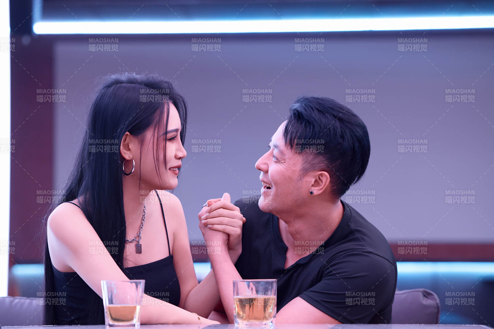 快乐的年轻情侣在酒吧喝酒聊天图片