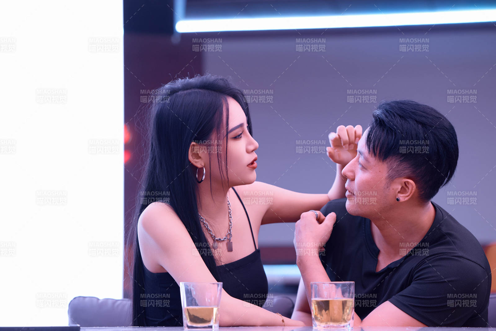 快乐的年轻情侣在酒吧喝酒聊天图片