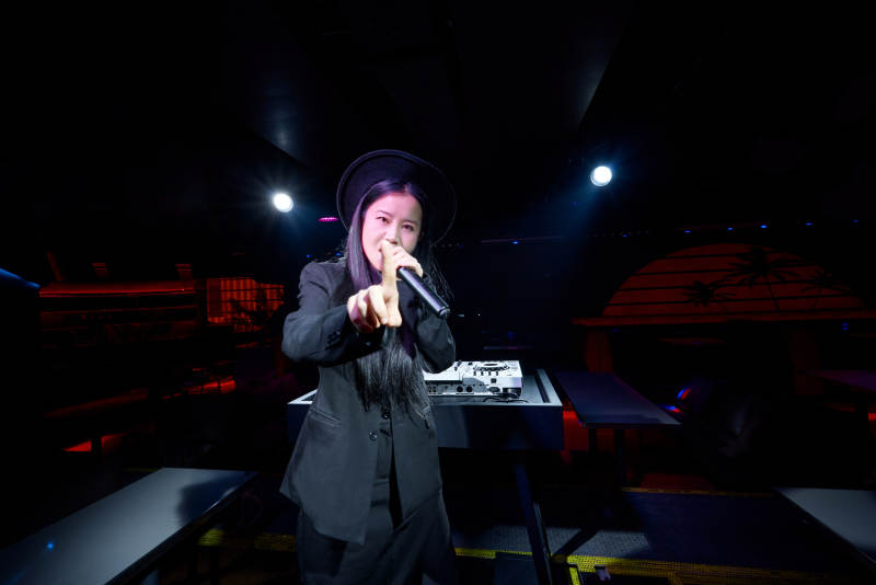 酒吧夜店进行才艺表演的女性歌手图片