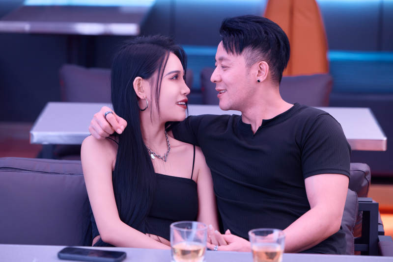 快乐的年轻情侣在酒吧喝酒聊天图片