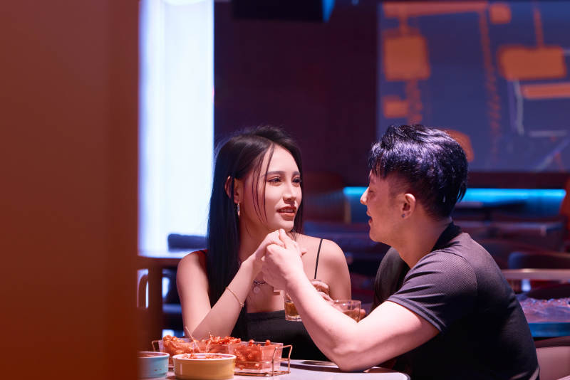 快乐的年轻情侣在酒吧喝酒聊天图片