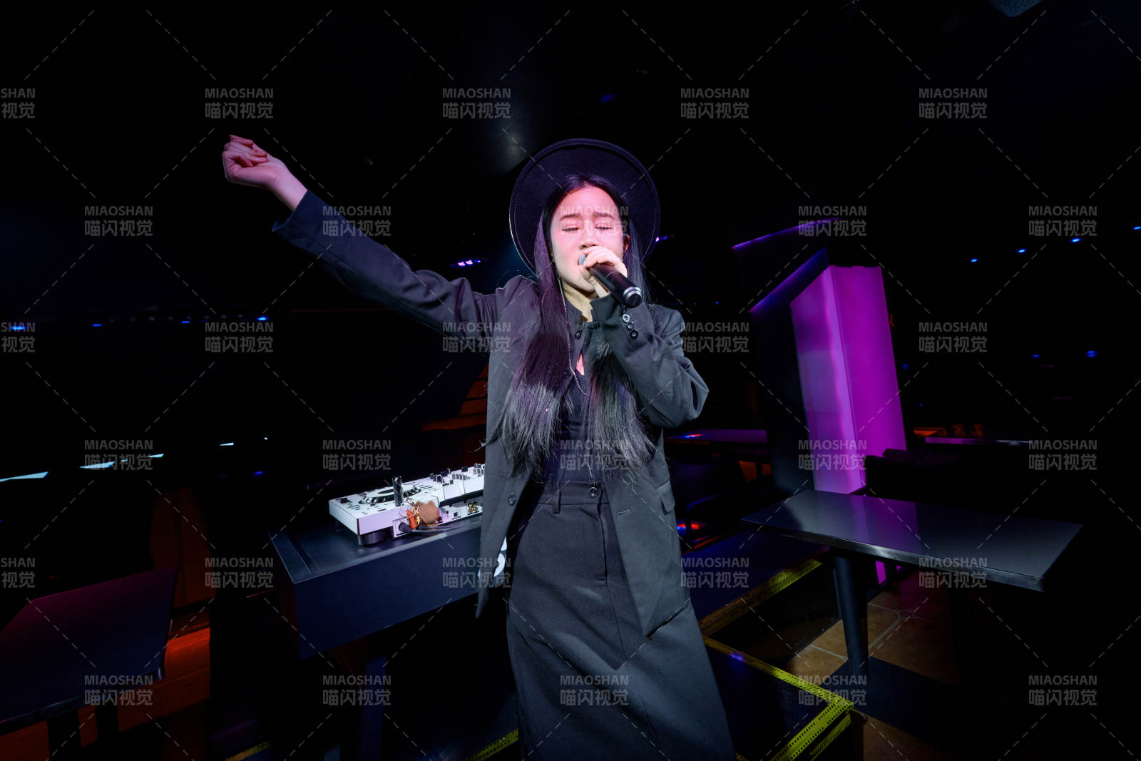 酒吧夜店进行才艺表演的女性歌手图片