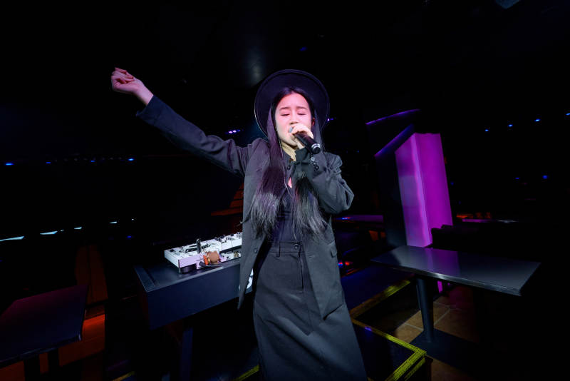 酒吧夜店进行才艺表演的女性歌手图片