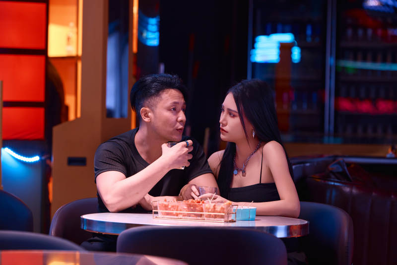 快乐的年轻情侣在酒吧喝酒聊天图片