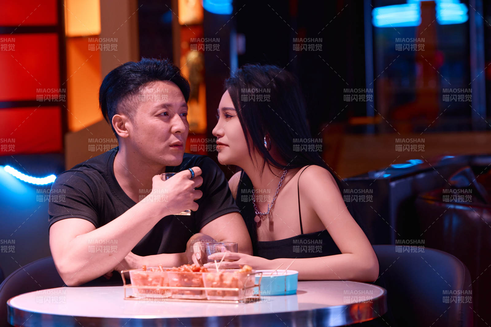 快乐的年轻情侣在酒吧喝酒聊天图片