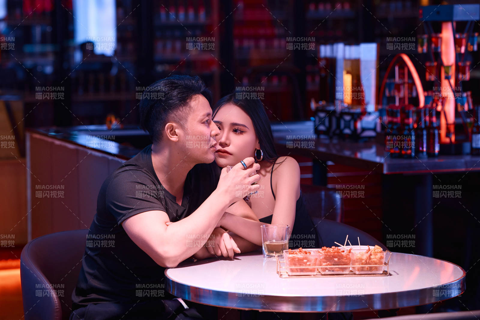 快乐的年轻情侣在酒吧喝酒聊天图片