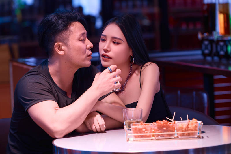 快乐的年轻情侣在酒吧喝酒聊天图片