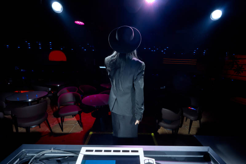 酒吧夜店进行才艺表演的女性歌手图片