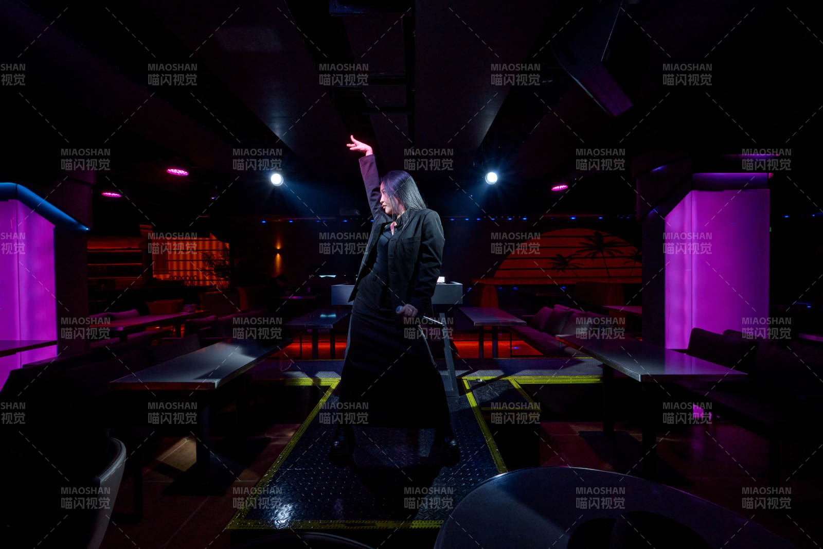 酒吧夜店进行才艺表演的女性歌手图片