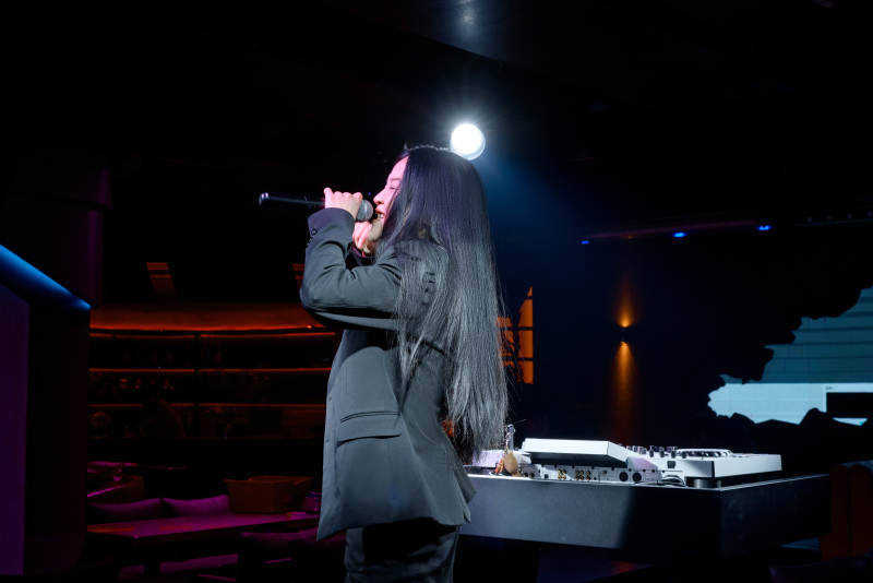 酒吧夜店进行才艺表演的女性歌手图片