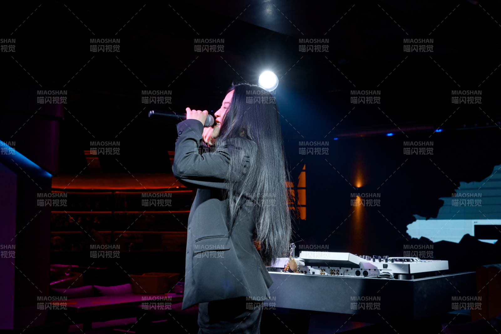 酒吧夜店进行才艺表演的女性歌手图片