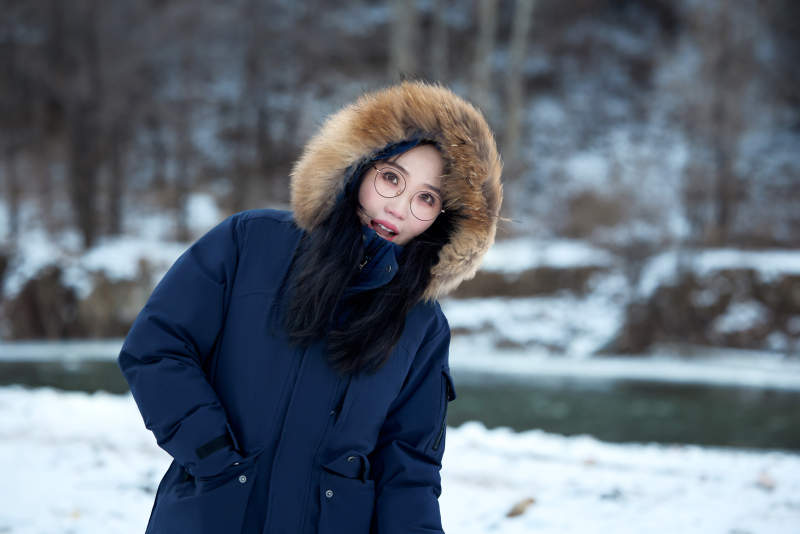 在野外雪地欣赏雪景游玩拍照的亚洲女性图片