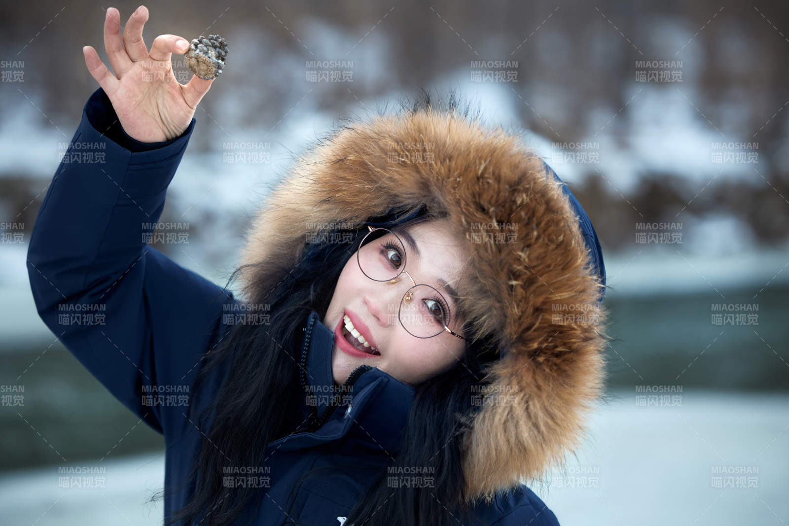在野外雪地欣赏雪景游玩拍照的亚洲女性图片