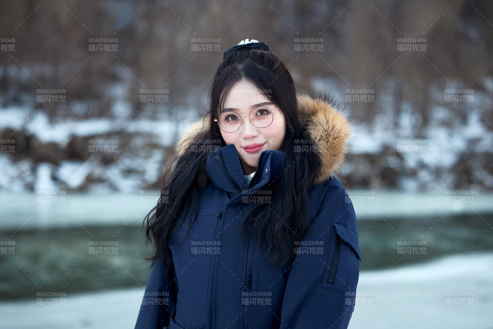 在野外雪地欣赏雪景游玩拍照的亚洲女性图片