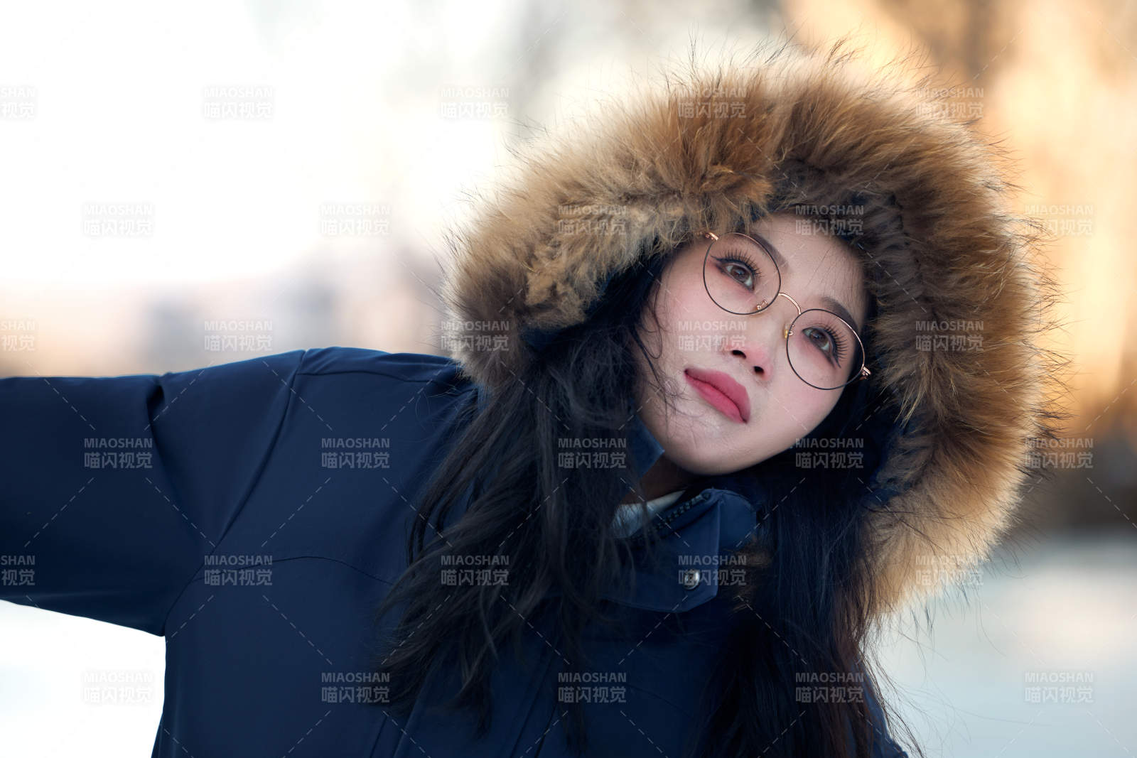 在野外雪地欣赏雪景游玩拍照的亚洲女性图片