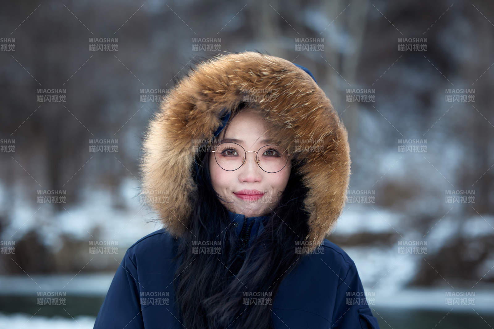 在野外雪地欣赏雪景游玩拍照的亚洲女性图片