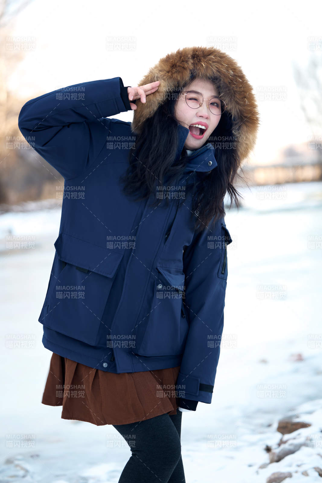 在野外雪地欣赏雪景游玩拍照的亚洲女性图片