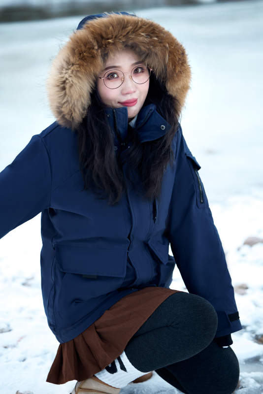 在野外雪地欣赏雪景游玩拍照的亚洲女性图片