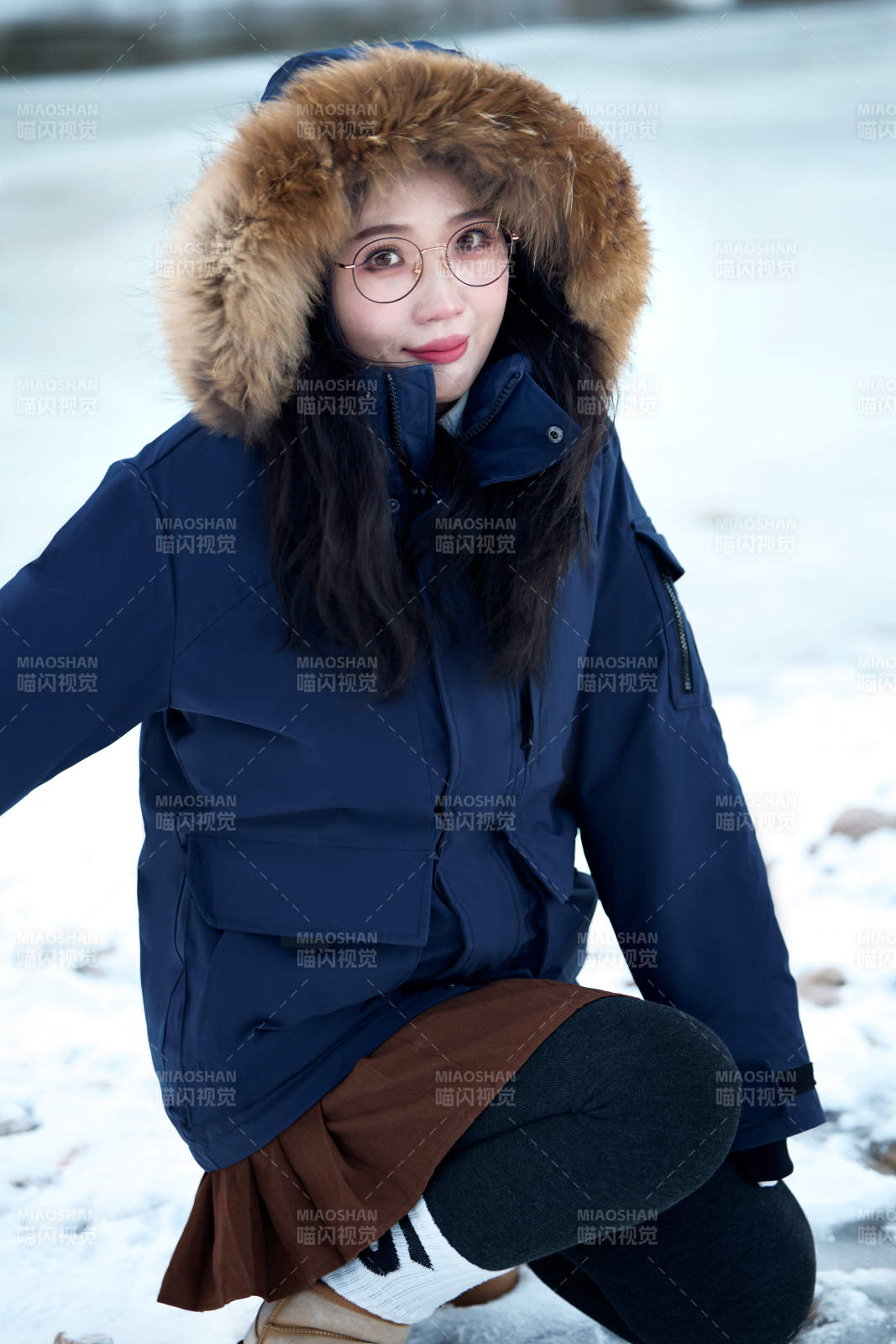 在野外雪地欣赏雪景游玩拍照的亚洲女性图片