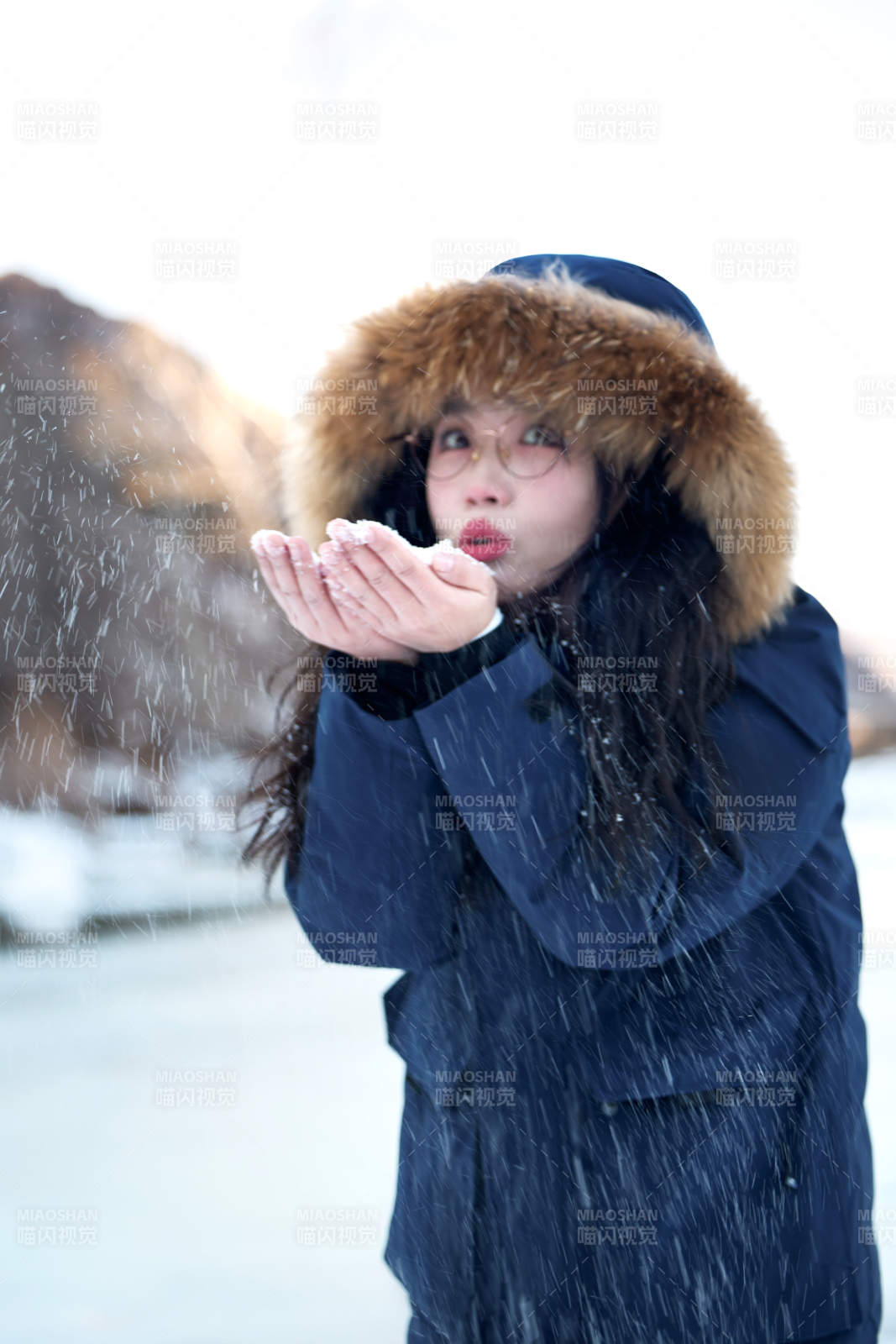 在野外雪地欣赏雪景游玩拍照的亚洲女性图片