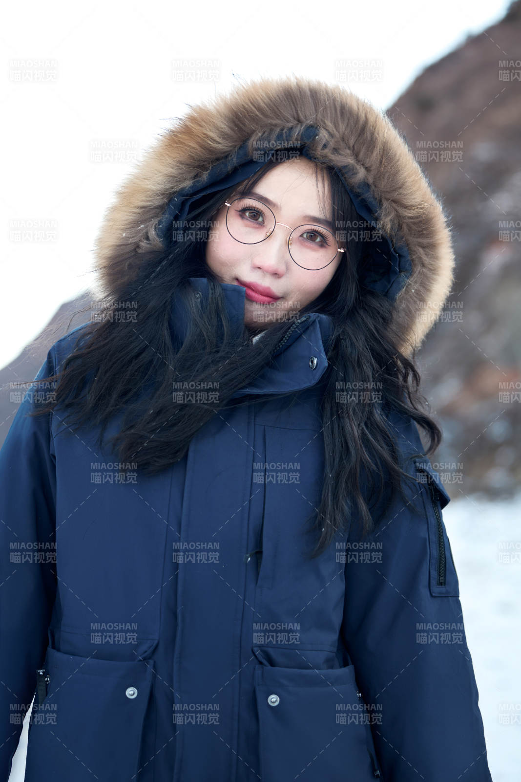 在野外雪地欣赏雪景游玩拍照的亚洲女性图片