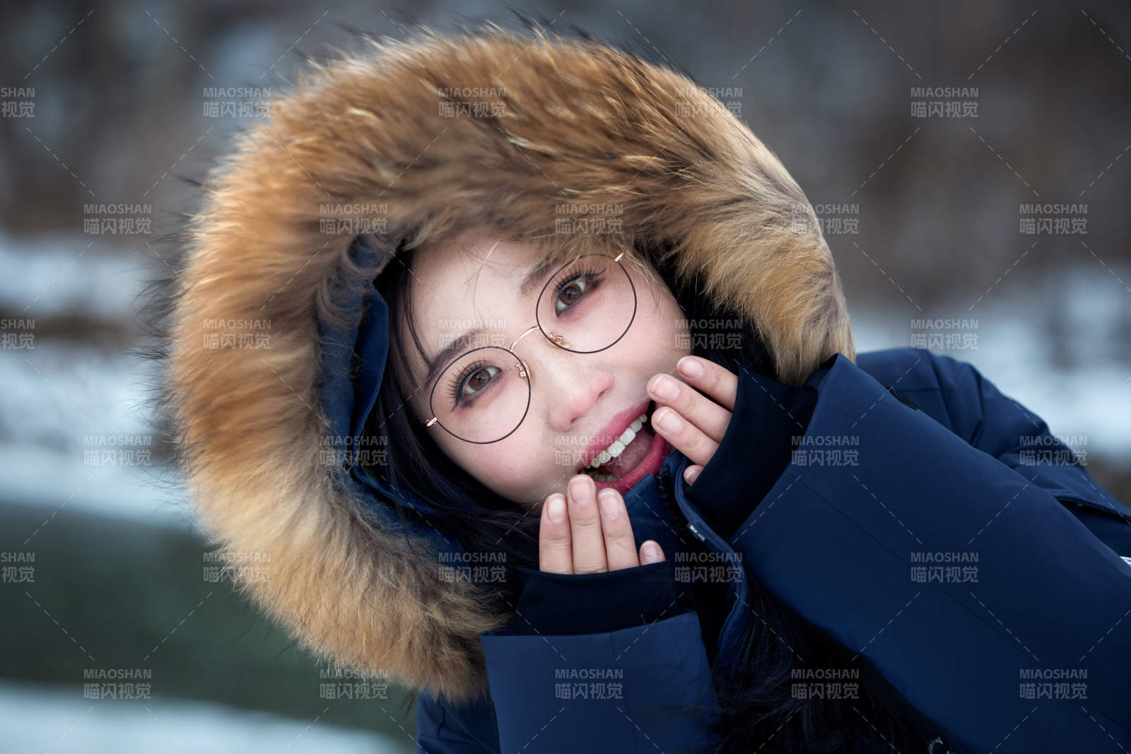 在野外雪地欣赏雪景游玩拍照的亚洲女性图片