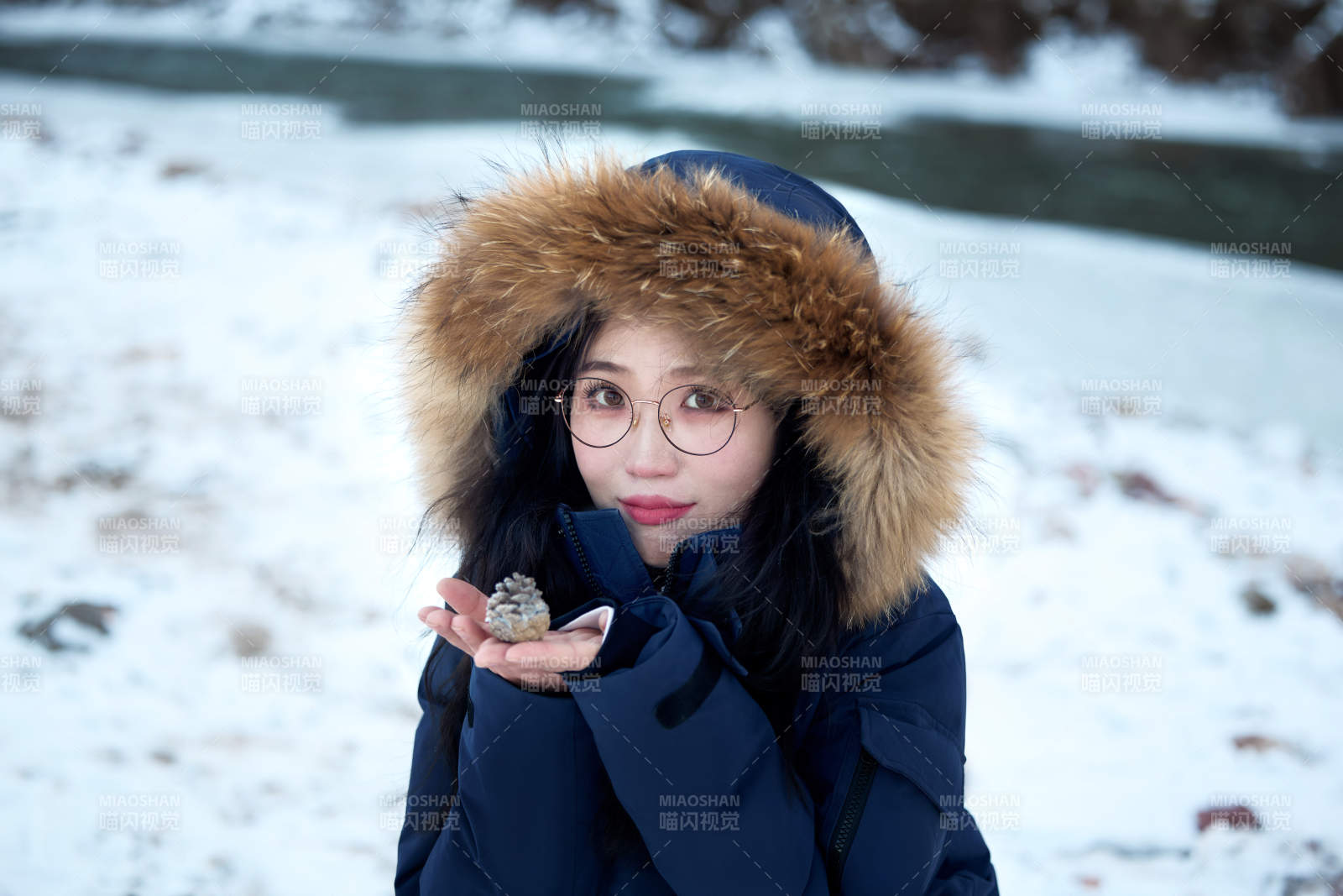 在野外雪地欣赏雪景游玩拍照的亚洲女性图片