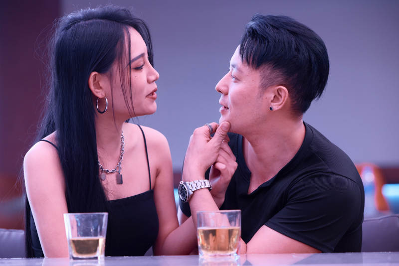 快乐的年轻情侣在酒吧喝酒聊天图片