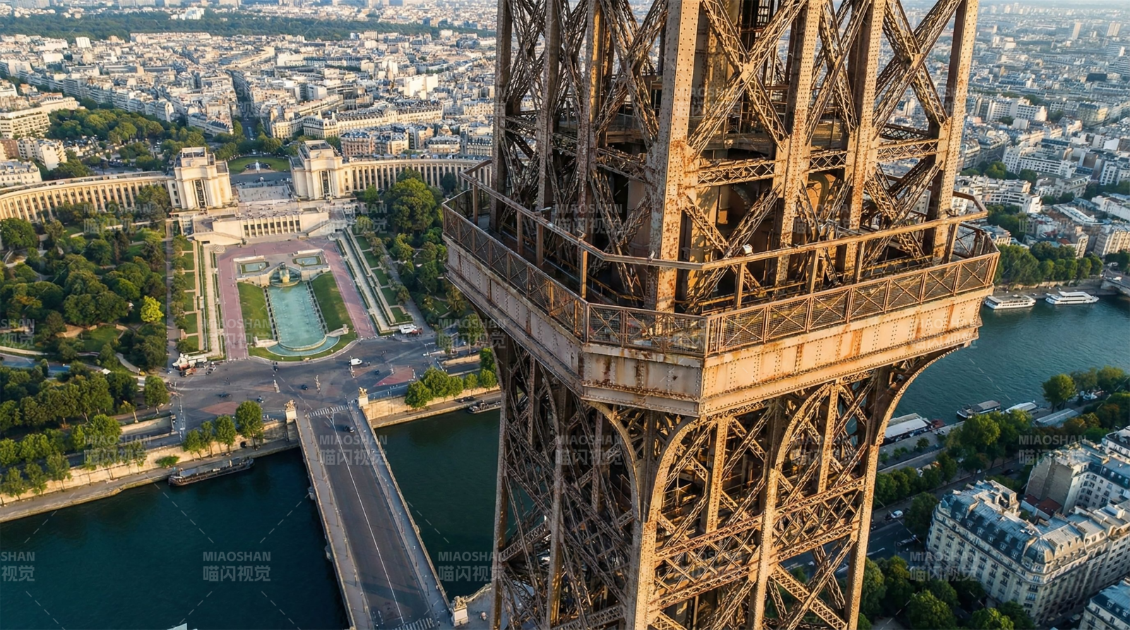 埃菲尔铁塔俯瞰巴黎图片