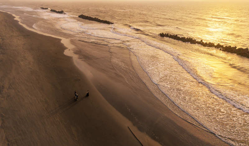 夕阳下的沙滩散步图片