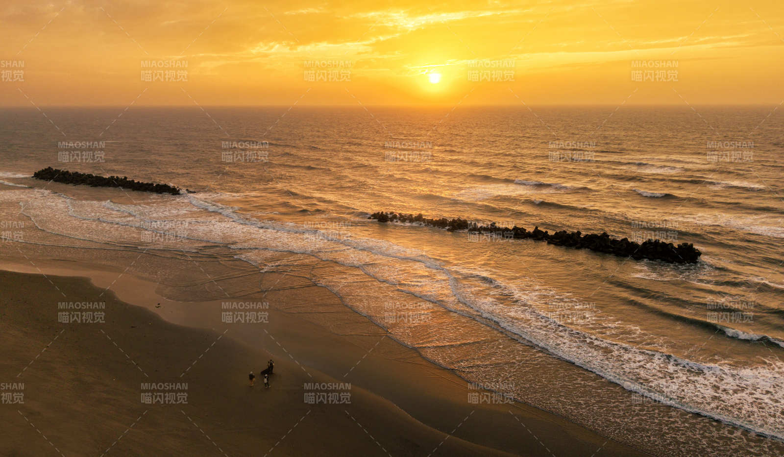 夕阳海滩剪影图片