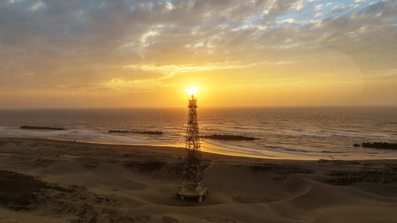 塔影夕阳海天一色图片