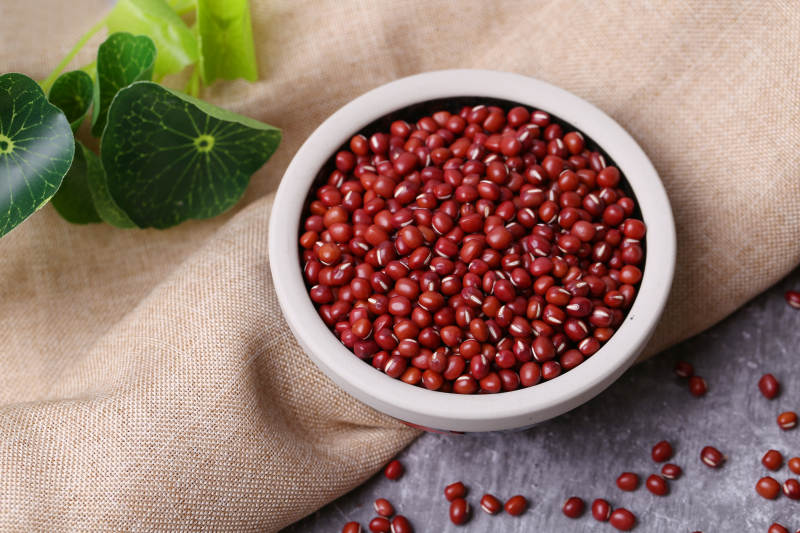 红小豆静置碗中图片