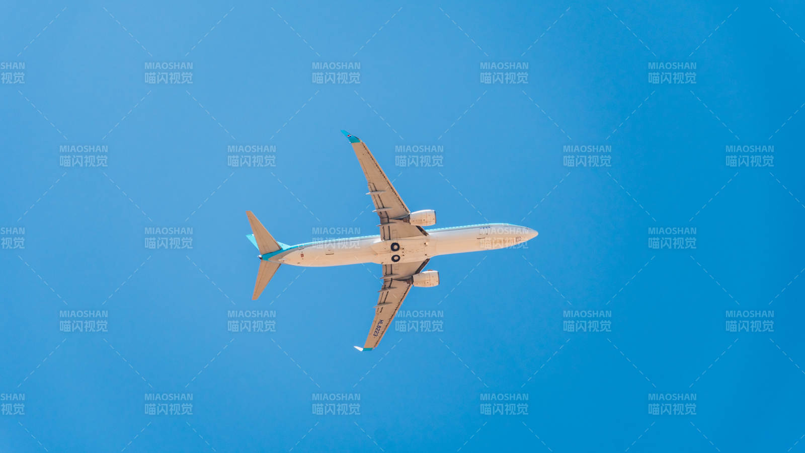 蓝天中的飞机图片