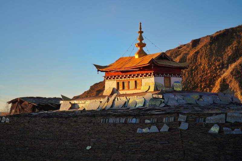 川西高原古寺晨光图片