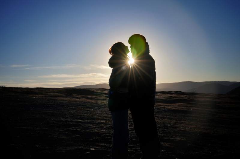 夕阳下的相拥图片