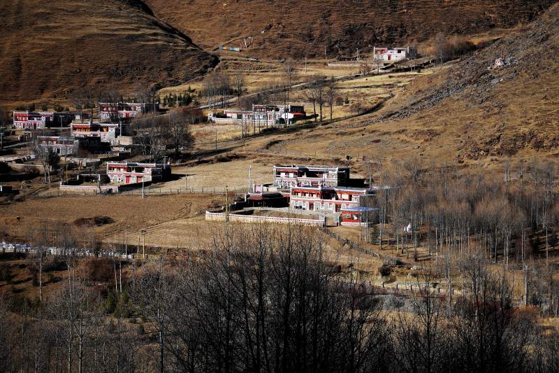 川西山间村落静谧景图片