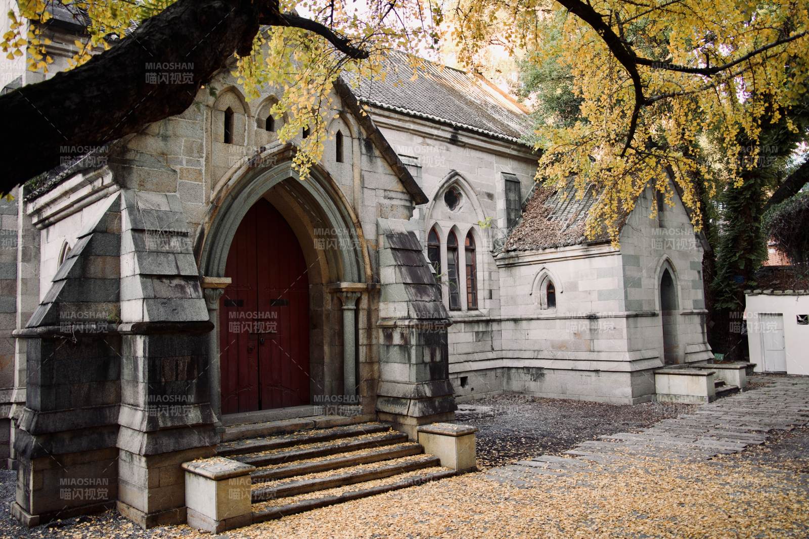 教堂秋景图片
