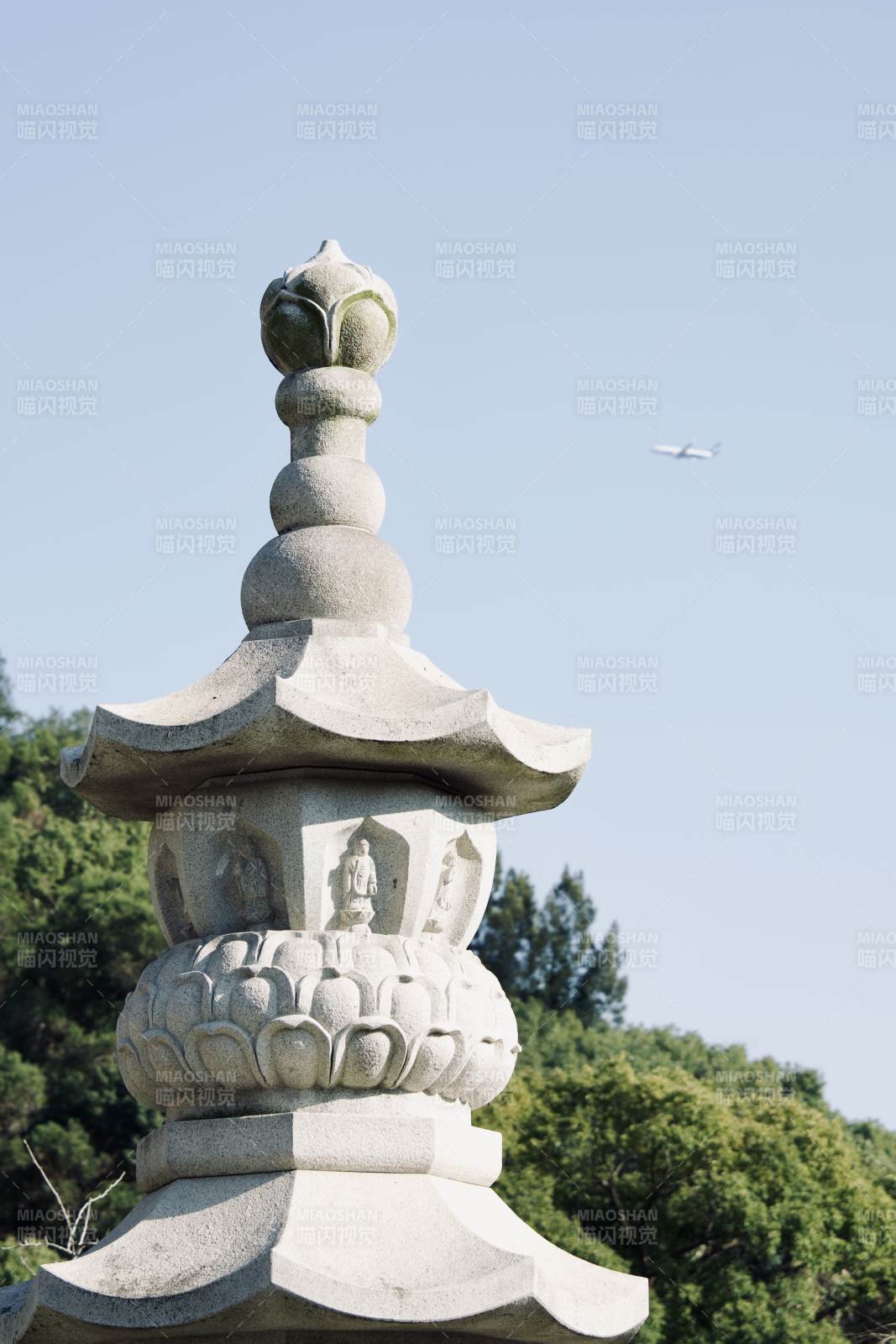 石塔与飞机图片