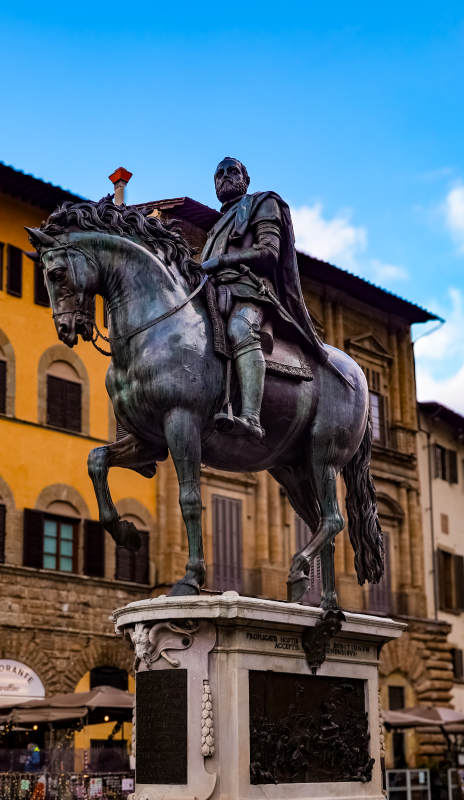 佛罗伦萨骑马雕像矗立街头图片