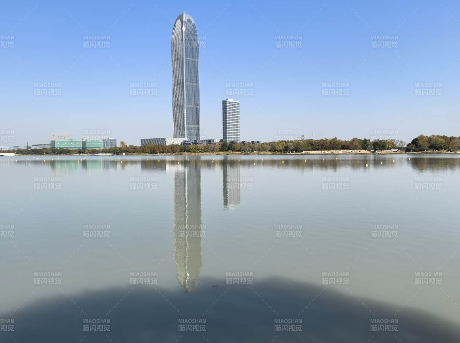 湖畔高楼倒影图片