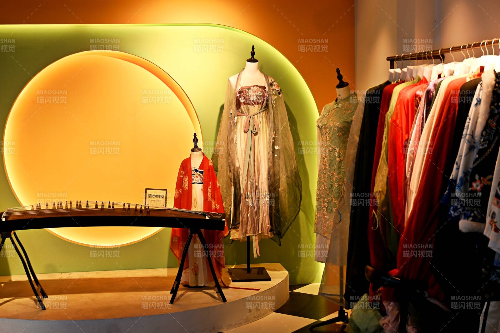 服装销售区域汉服展示区图片