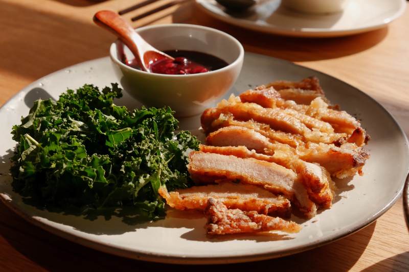 香煎猪排配羽衣甘蓝餐食图片