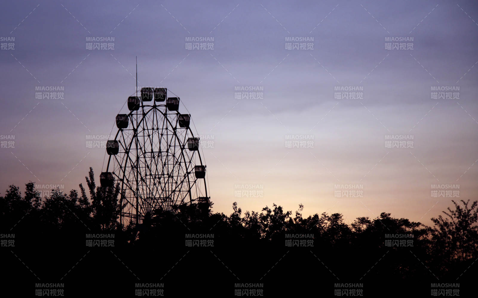 暮色中的摩天轮图片
